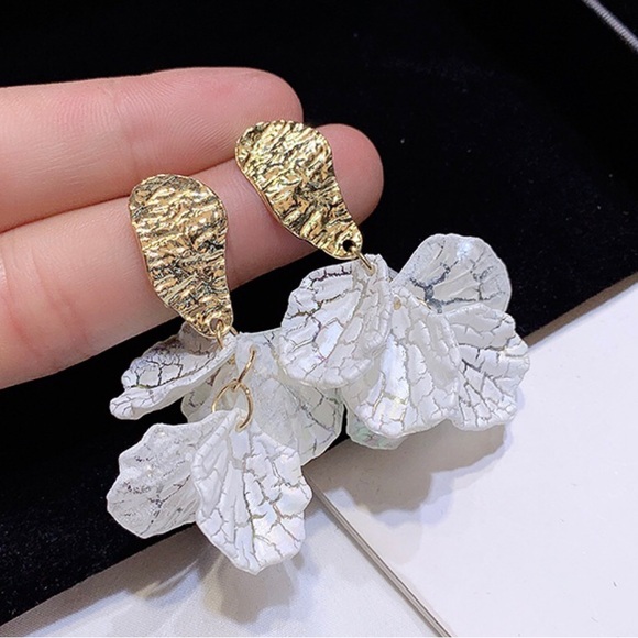 Light Weight White Petal Dangle Stud Earrings - Picture 1 of 9